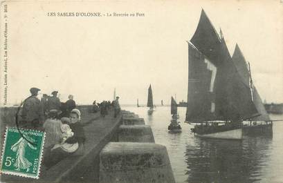 CPA FRANCE 85 " Les Sables d'Olonne, La rentrée au port".
