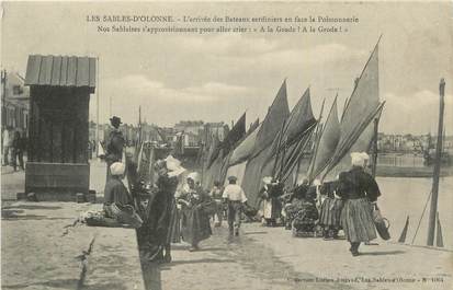 CPA FRANCE 85 " Les Sables d'Olonne, L'arrivée des bâteaux sardiniers en face à la poissonniers".