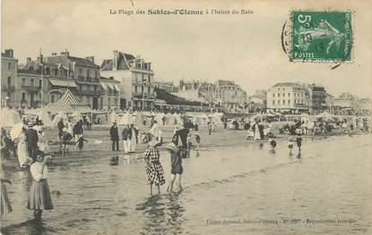 CPA FRANCE 85 " Les Sables d'Olonne, La plage à l'heure du bain".