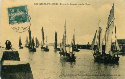 CPA FRANCE 85 " Les Sables d'Olonne, Départ des barques pour la pêche".