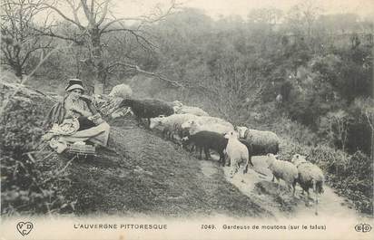 CPA FRANCE 63 " L'Auvergne pittoresque, Gardeuse de moutons sur le talus". / FOLKLORE