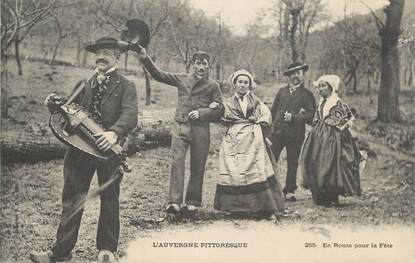 CPA FRANCE 63 " L'Auvergne, En route pour la fête, Joueur de Vielle". / FOLKLORE