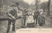 63 Puy De DÔme CPA FRANCE 63 " L'Auvergne, En route pour la fête, Joueur de Vielle". / FOLKLORE