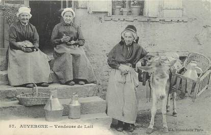 CPA FRANCE 63 " L'Auvergne, Vendeuse de lait"/ . FOLKLORE