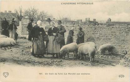 CPA FRANCE 63 " L'Auvergne, Un coin de foire, le marché aux cochons". / FOLKLORE