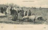 63 Puy De DÔme CPA FRANCE 63 " L'Auvergne, Un coin de foire, le marché aux cochons". / FOLKLORE