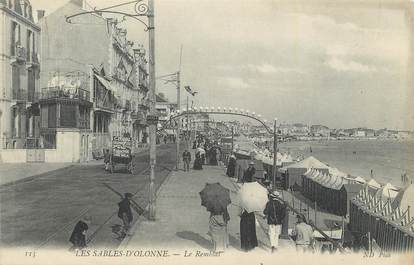 CPA FRANCE 85 " Les Sables d'Olonne, Le remblai".