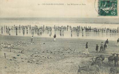 CPA FRANCE 85 " Les Sables d'Olonne, Les militaires aux bains".