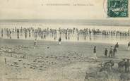 85 Vendee CPA FRANCE 85 " Les Sables d'Olonne, Les militaires aux bains".