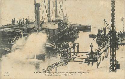 CPA FRANCE 62 " Calais, Opérations de renflouement du sous-marin Le Pluviose 1910". / MARINE MILITAIRE/ CATASTROPHE