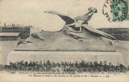 CPA FRANCE 62 " Calais, Le monument aux morts des victimes du sous-marin le Pluviose 1910