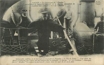 CPA FRANCE 62 "L'amiral de Lapeyrère descendant du Torpilleur pour se rendre sur le sous-marin Le Pluviose 1910". / MARINE MILITAIRE / CATASTROPHE