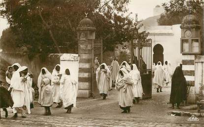 CPSM TUNISIE "Tunis,  Mauresques sortant du cimetière"