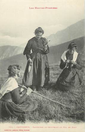 CPA FRANCE 65 " Cauterets, Gardeuses de troupeaux au Col de Riou". / FOLKLORE