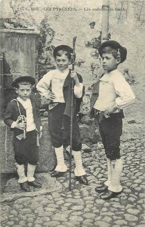 CPA FRANCE 64 "Les Pyrénées, Les enfants du guide". / FOLKLORE