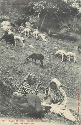 CPA FRANCE 64 " Eaux Bonnes, Bergère déjeunant dans le pâturage". / FOLKLORE