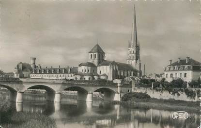CPSM FRANCE 86 " Saint Savin sur Gartempe, L'église et le pont neuf".