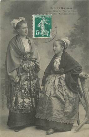 CPA FRANCE 29 " En Bretagne, Jeunes filles du pays, costume de fête". / FOLKLORE/ EDITEUR VILLARD