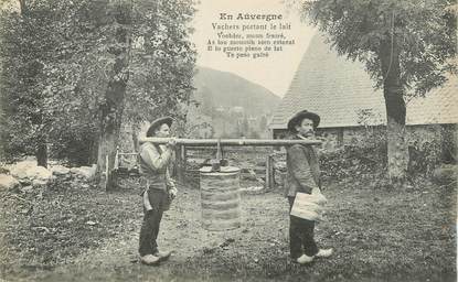 CPA FRANCE 15 " En Auvergne, Vachers portant le lait". / FOLKLORE