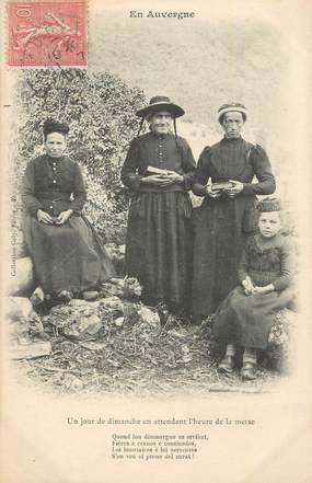 CPA FRANCE 15 "En Auvergne, Un jour de dimanche en attenant la messe". / FOLKLORE