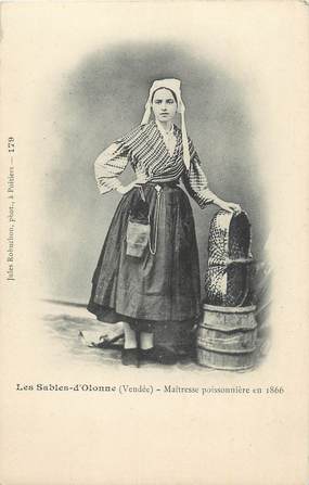 CPA FRANCE 85 "Les Sables d'Olonne, Maîtresse poissonnière en 1866". / FOLKLORE