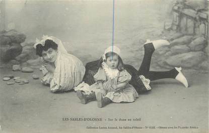 CPA FRANCE 85 "Les Sables d'Olonne, Sur la dune au soleil". / FOLKLORE