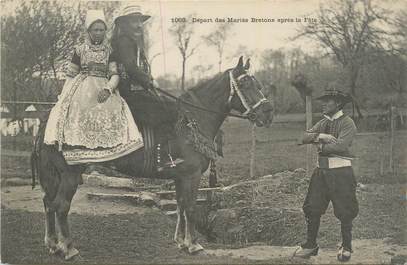 CPA FRANCE 29 "Départ des mariés Bretons après la fête". / FOLKLORE