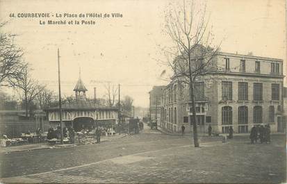 CPA FRANCE 92 " Courbevoie, La place de l'Hôtel de Ville, le marché et la Poste".