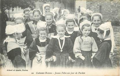 CPA FRANCE 29 "Costumes Bretons, Jeunes filles un jour de pardon". / FOLKLORE