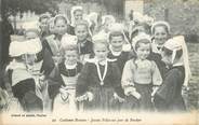 29 Finistere CPA FRANCE 29 "Costumes Bretons, Jeunes filles un jour de pardon". / FOLKLORE