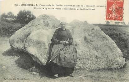 CPA FRANCE 29 "Locronan, La pierre sacrée des druides". / FOLKLORE