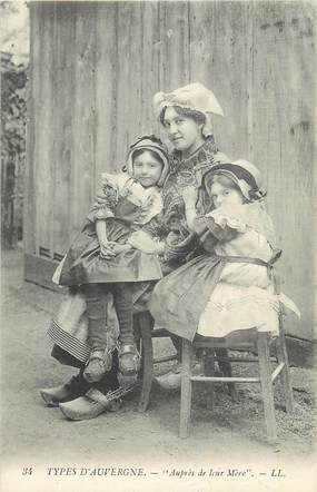 CPA FRANCE 63 "Types d'Auvergne, Enfants auprès de leur mère". / FOLKLORE