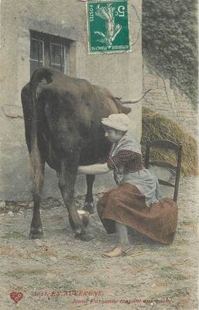 CPA FRANCE 63 "En Auvergne, Jeune paysanne trayant une vache". / FOLKLORE