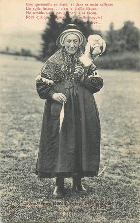 CPA FRANCE 63 "En Auvergne, Une fileuse. / FOLKLORE / FILEUSE