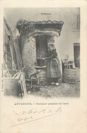 CPA FRANCE 63 "En Auvergne, Une paysanne puisant l'eau". / FOLKLORE