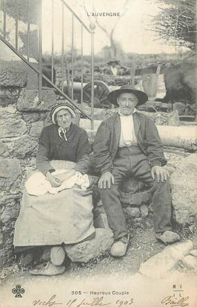 CPA FRANCE 63 "En Auvergne, Heureux couple ". / FOLKLORE / FILEUSE