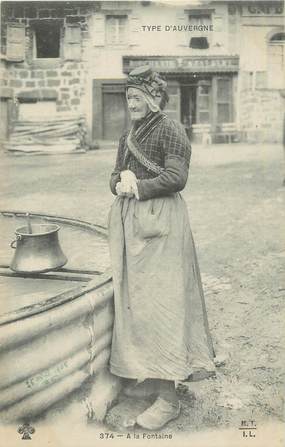 CPA FRANCE 63 "En Auvergne, Une vieille dame à la fontaine". / FOLKLORE