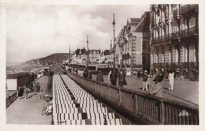 CPSM FRANCE 14 " Cabourg, La place des Anglaiis et la plage".