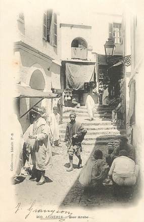 CPA ALGERIE "une rue arabe" / ORIENTALISME / SCÈNES ET TYPES 