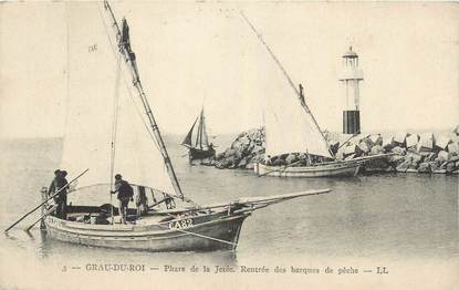 CPA FRANCE 30 " Le Grau du Roi, Phare de la jetée, rentrée des barques de pêche".