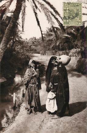 CPA ALGERIE "Porteur d'eau" / ORIENTALISME / SCÈNES ET TYPES 