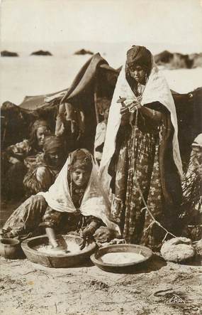 CPA ALGERIE "Petits travaux au Gourbi" / ORIENTALISME / SCÈNES ET TYPES 