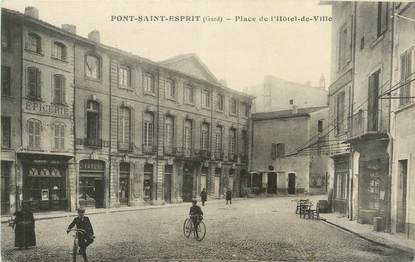 CPA FRANCE 30 "Pont St Esprit, Place de l'Hôtel de Ville".