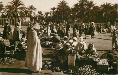 CPA ALGERIE "un marché arabe" / ORIENTALISME / SCÈNES ET TYPES 