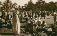 Algerie CPA ALGERIE "un marché arabe" / ORIENTALISME / SCÈNES ET TYPES 