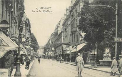 CPA FRANCE 84 "Avignon, Rue de la République".