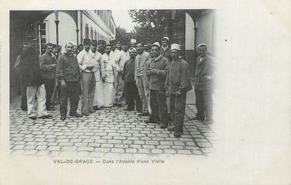 CPA FRANCE 75 " Paris 5ème, Val de Grace, En attente d'une visite".