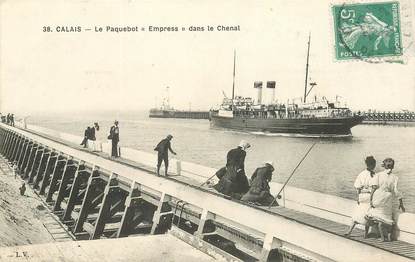 CPA FRANCE 62 "Calais, le Paquebot Empress dans le Chenal"