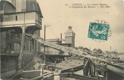 CPA FRANCE 91 "Corbeil, Les grands moulins, le chargement des bâteaux". / PENICHE