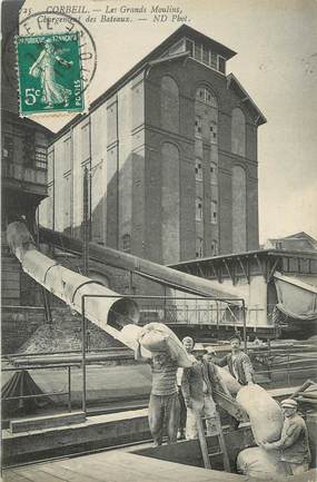 CPA FRANCE 91 "Corbeil, Les grands moulins, chargement des bâteaux".